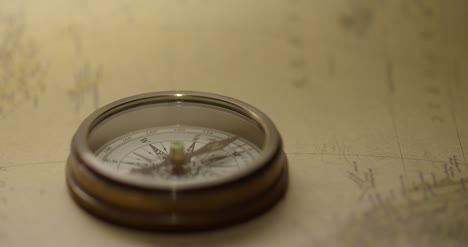 Norden-Auf-Vintage-Kompass-Finden