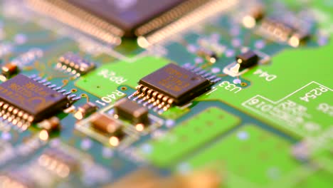 Plano-macro-de-microchips-en-una-PCB