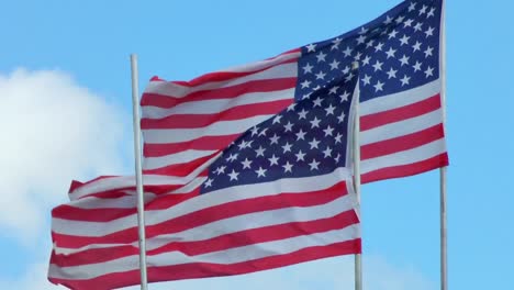 Banderas-de-Estados-Unidos-en-un-fuerte-viento