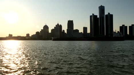 Barco-pasando-el-horizonte-del-centro-de-Detroit