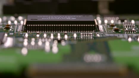 Seguimiento-a-lo-largo-del-borde-de-un-chip-de-procesamiento-en-una-placa-de-circuito