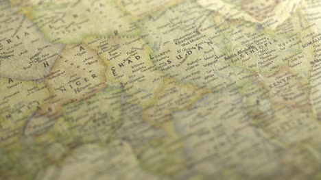 Desplazamiento-en-un-mapa-antiguo-a-través-de-Sudán