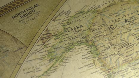 Desplazarse-hacia-Alaska-en-un-mapa-vintage