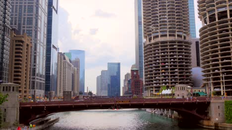Panning-Across-the-Chicago-RIver