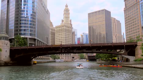 Boot-Unter-Der-Brücke-Am-Chicago-River-Vorbei