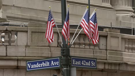 Banderas-de-Estados-Unidos-en-Vanderbilt-Ave-Sign