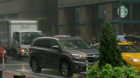 Verkehr-Im-Regen-In-New-York-Zeitraffer