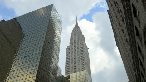 Wolken-Ziehen-Schnell-über-Dem-Chrysler-Gebäude