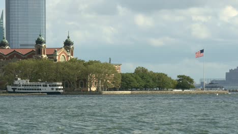 Statue-Cruises-Schiff-Angedockt-An-Ellis-Island