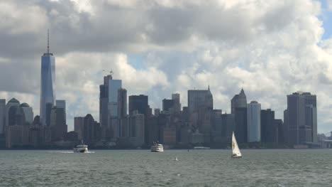 Barcos-que-pasan-el-horizonte-del-centro-de-Nueva-York