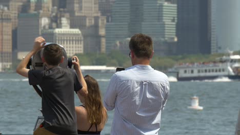 Hombre-tomando-fotos-del-horizonte-de-Manhattan