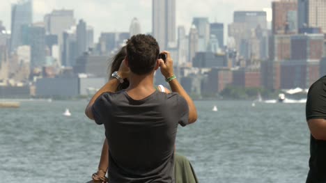 Couple-taking-Photos-in-front-of-New-York-Skyline-2