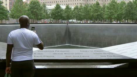 Hombre-mirando-por-encima-del-911-Memorial-New-York