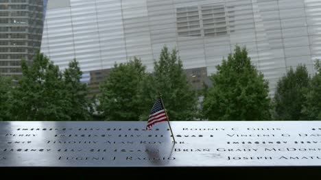 Bandera-de-Estados-Unidos-en-placa-conmemorativa-911