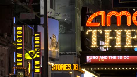 Zeichen-Auf-Dem-Times-Square-In-Der-Nacht