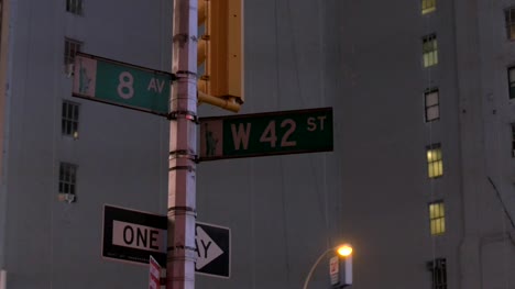 Letrero-de-la-calle-parpadeando-en-la-luz-de-Nueva-York