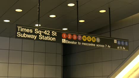 Nahaufnahme-Des-Times-Square-U-Bahnstationsschilds