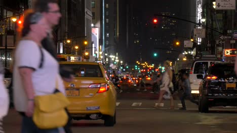 Menschen-überqueren-Die-Straße-Am-Times-Square