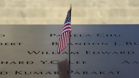 Cerca-de-la-bandera-de-Estados-Unidos-en-la-placa-conmemorativa-del-911
