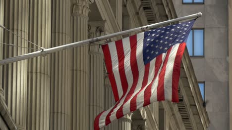 Bandera-de-Estados-Unidos-ondeando-en-Wall-Street,-Nueva-York