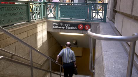 älterer-Mann,-Der-In-Die-U-Bahn-Station-Wall-Street-Geht