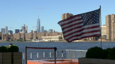 Skyline-de-Manhattan-con-bandera-americana
