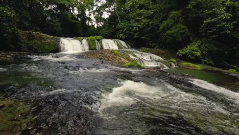 Wasserfall-Im-Fluss