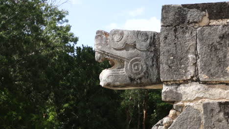 Chichen-Itza-Schlangenkopf