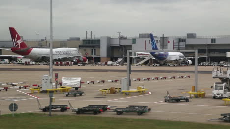 Flugzeug-Rollt-Am-Flughafen-London-Gatwick