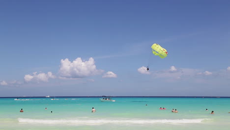 Parasailer-landing-in-Mexico