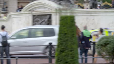 Policía-Car-Speeding-Past-Buckingham-Palace