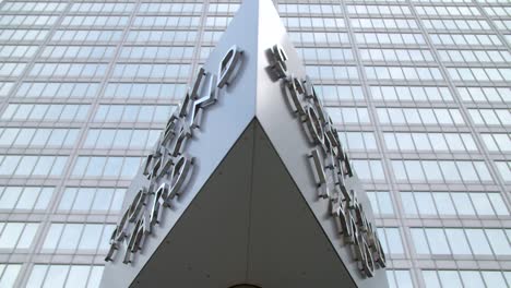 Looking-up-at-the-New-Scotland-Yard-Sign