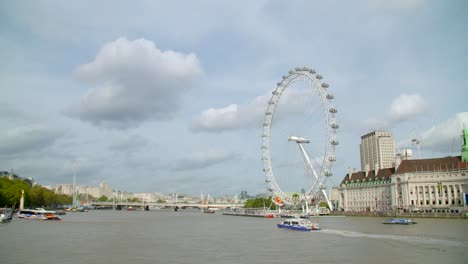 Boot-Vorbei-Am-London-Eye