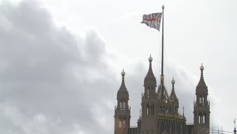 UK-Flagge-Weht-Auf-Westminster-Palace