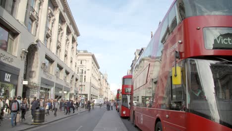 Inclinarse-sobre-los-autobuses-en-Oxford-Street