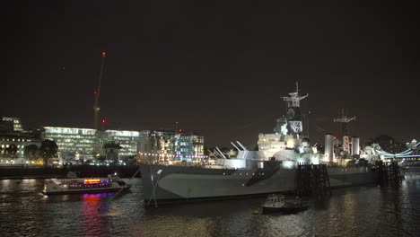 Kleineres-Schiff,-Das-Auf-Der-Themse-An-Der-Hms-Belfast-Vorbeifährt