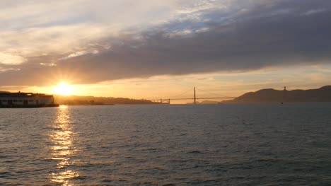 Totale-Der-Golden-Gate-Bridge-In-Der-Abenddämmerung