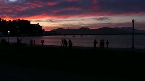 Siluetas-de-turistas-bajo-la-puesta-de-sol-en-San-Francisco