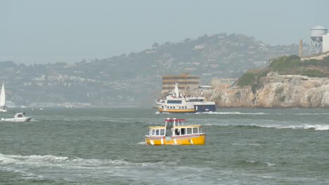 Schiffe-Vorbei-An-Der-Insel-Alcatraz-San-Francisco
