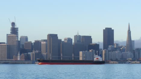 Frachtschiff-Vorbei-An-Der-Innenstadt-Von-San-Francisco