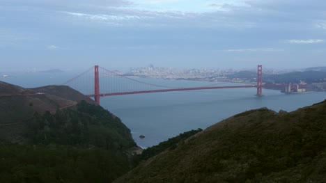 Mirando-hacia-abajo-en-el-puente-Golden-Gate-de-San-Francisco