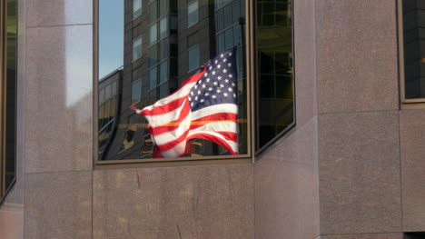 Reflexion-Der-USA-Flagge-In-Einem-Fenster