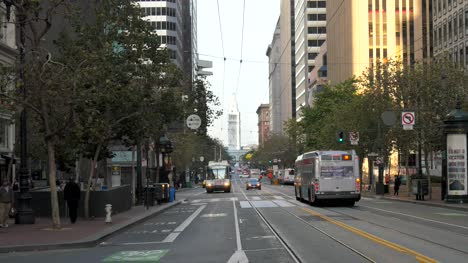 Busse-Fahren-Die-Marktstraße-Hinunter-San-Francisco