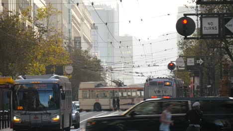 Calle-muy-transitada-en-el-centro-de-San-Francisco