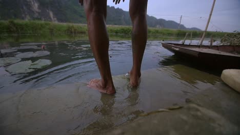 Vietnamesischer-Mann,-Der-Sich-Im-Fluss-Wäscht