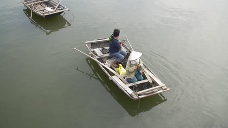 Kippen-In-Zeitlupe-Von-Einem-Traditionellen-Vietnamesischen-Fischerboot