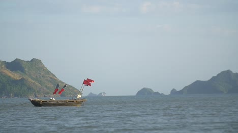 Traditionelles-Vietnamesisches-Fischerboot-In-Der-Bucht