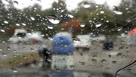 Lluvia-en-la-ventana-del-coche