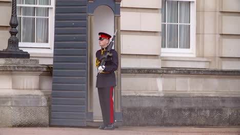 Guardia-marchando-frente-al-Palacio-de-Buckingham