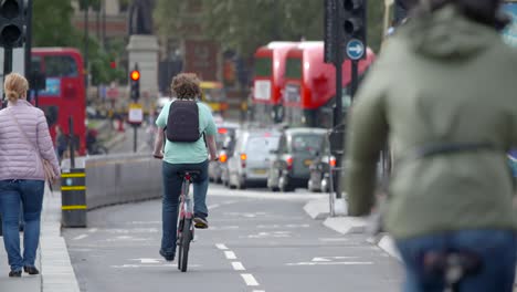 Gente-en-bicicleta-sobre-el-puente-de-Westminster